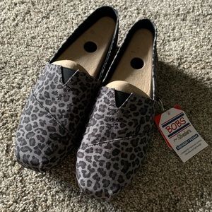 NWTB -Skechers Bobs 11WIDE grey cheetah print